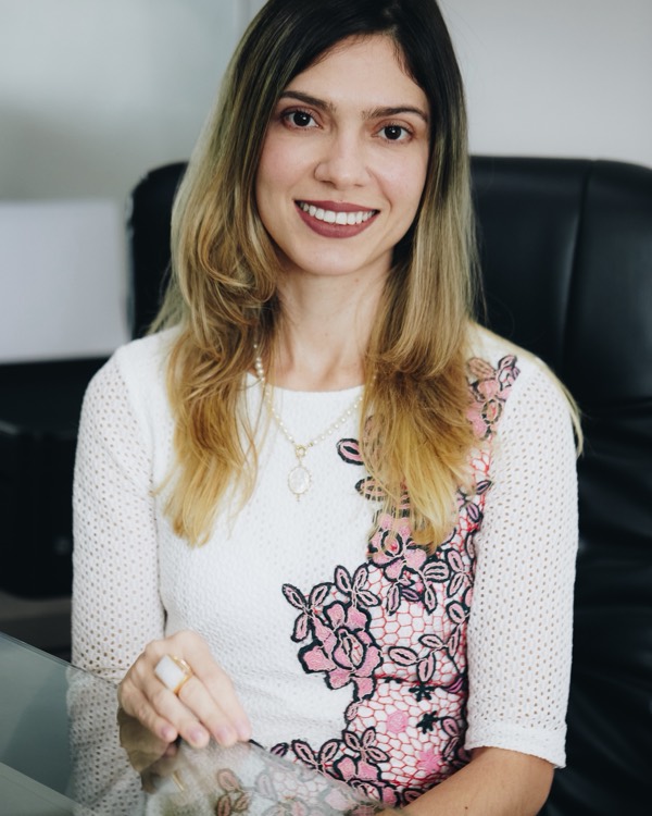 Dra. Viviane Hora em sua sala